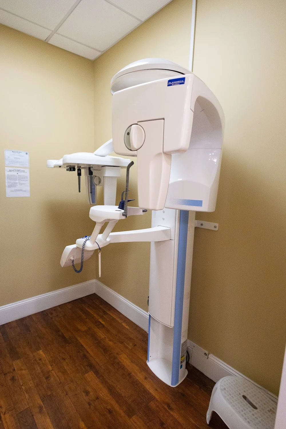 Pearly Whites Dental Studio Picture 8