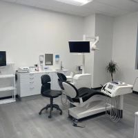 Distinctive Dental Implants, April Tressler, DDS/AFAAID ico
