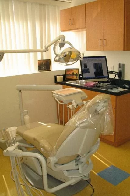 Encino Friendly Dental Center Picture 3