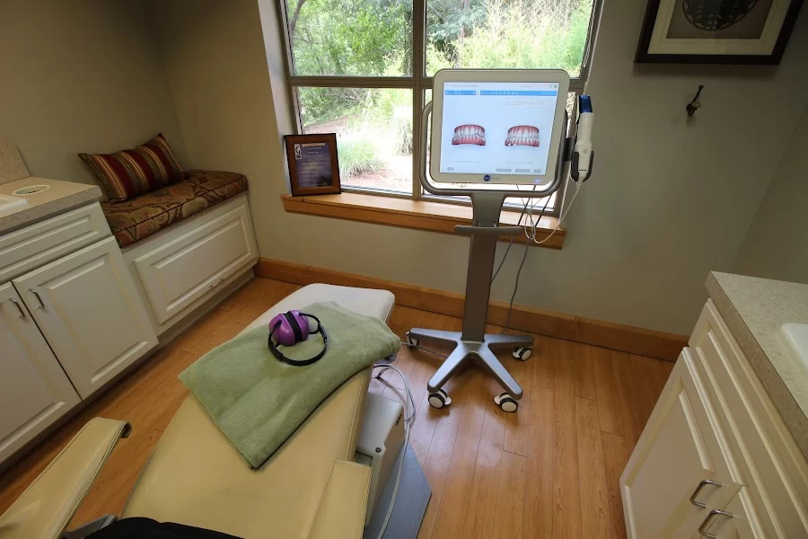 Grand Dental Studio Picture 1