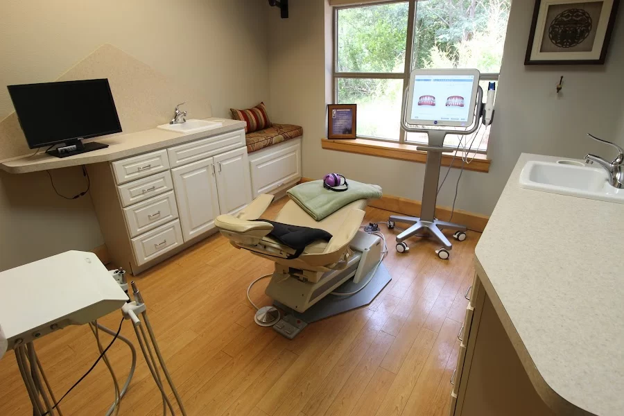 Grand Dental Studio Picture 3
