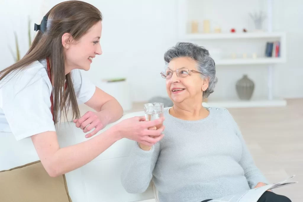 How to Manage Dry Mouth in Elderly People Through Diet and Lifestyle