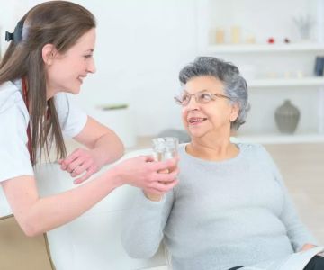 How to Manage Dry Mouth in Elderly People Through Diet and Lifestyle