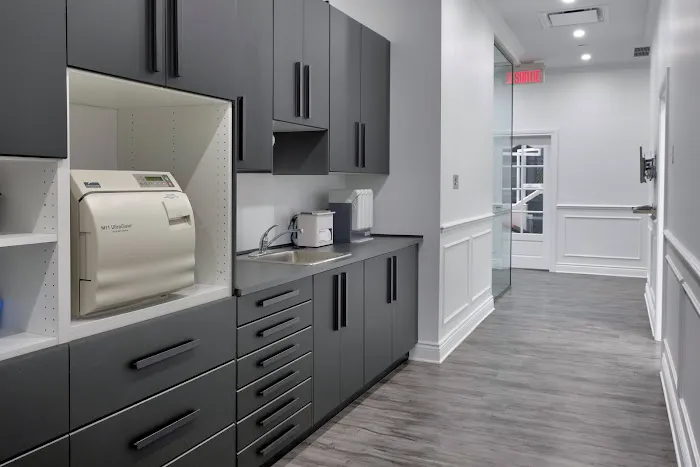 Dr. Wisdom - Dentiste Montreal - Centre Dentaire Aoude VSL Picture 1