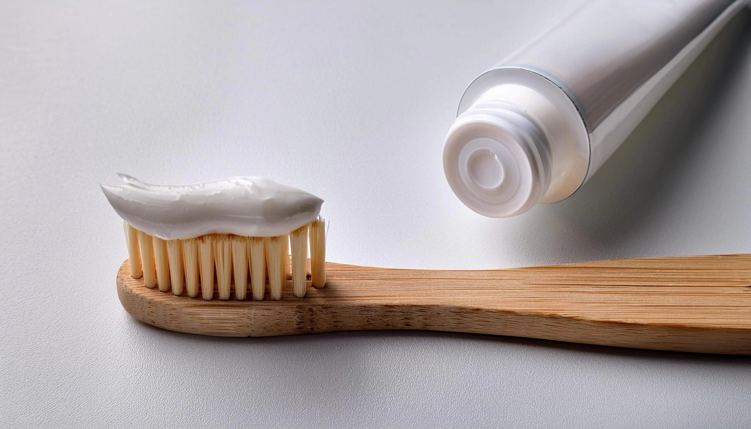 Choosing the Right Toothbrush for Adults: A Guide to Finding the Best Option for Your Oral Health