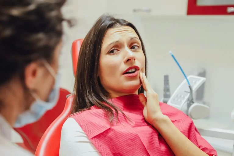 How to Handle a Tooth Emergency While on Vacation