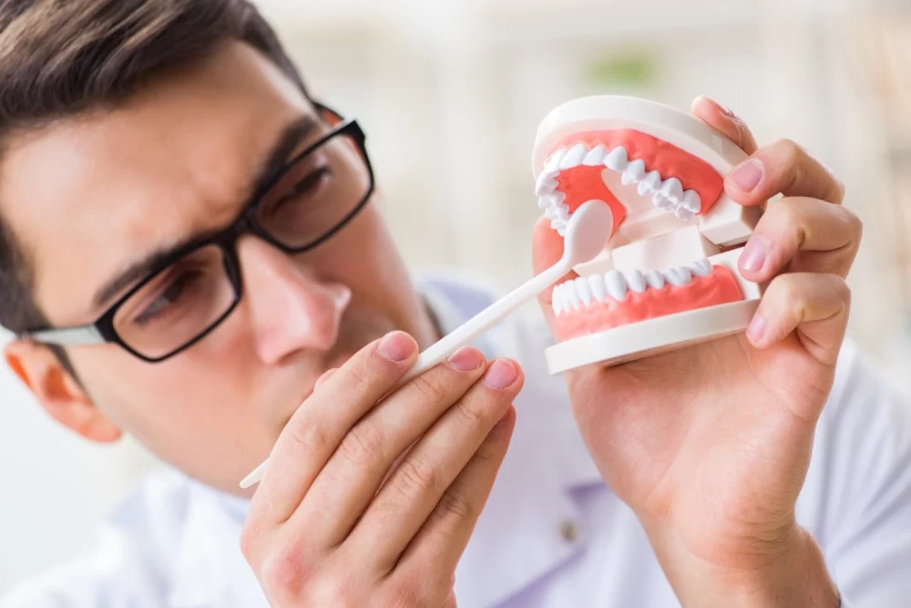 How to Clean Your Teeth Properly with Dentures