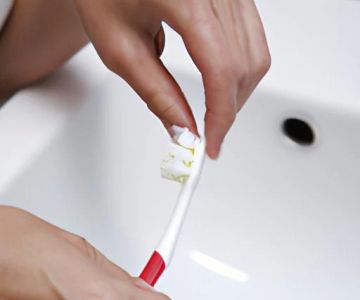 Should You Rinse After Brushing? What Dentists Recommend and Why